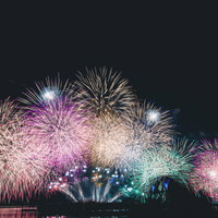 夜空に咲く色とりどりの打ち上げ花火の写真