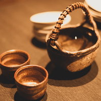 茶色の陶器でできた変わった味わいの徳利とお猪口の写真