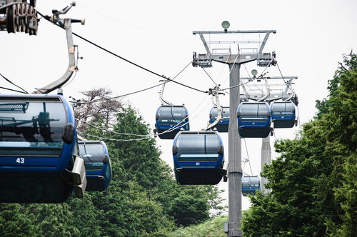 滋賀県の箱館山で運行するゴンドラだらけの光景