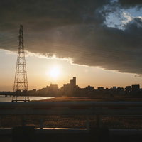 帰り道で見た夕焼けと鉄塔のシルエット風景の写真