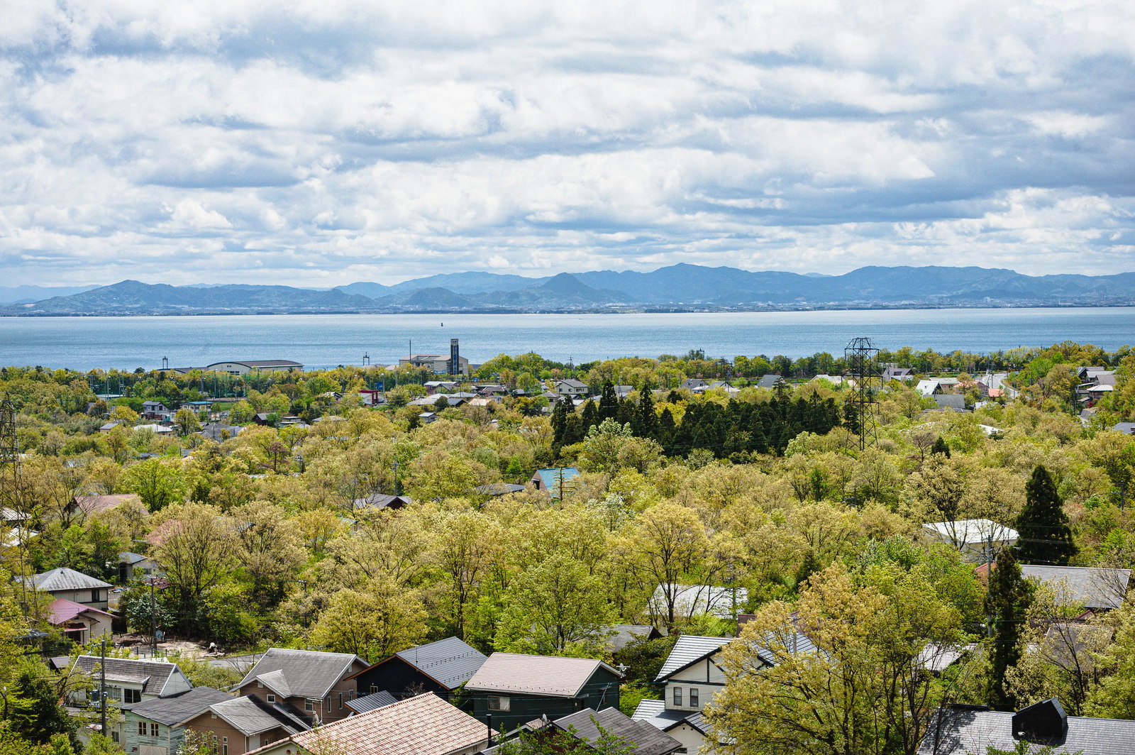 湖西道路から見下ろした琵琶湖と緑豊かな町並みの風景