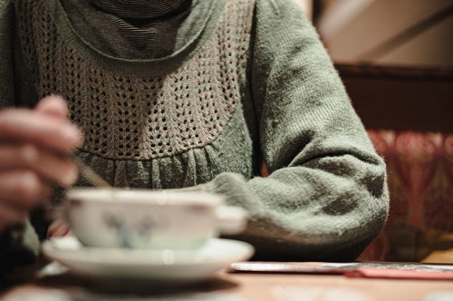 カフェでコーヒーを飲みながら話し合う女性