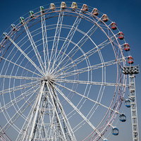 青空と観覧車のある遊園地の写真