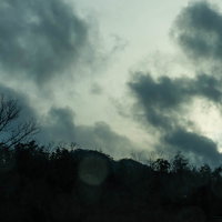 不安な天候の黒い雲と電線のシルエットの写真