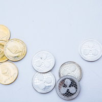 金色と銀色のETHとXRPの仮想通貨コインの写真