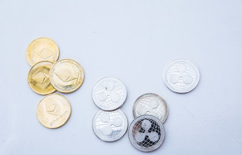 金色と銀色のETHとXRPの仮想通貨コイン