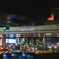 車内から見た夜の六本木交差点の都市風景の写真