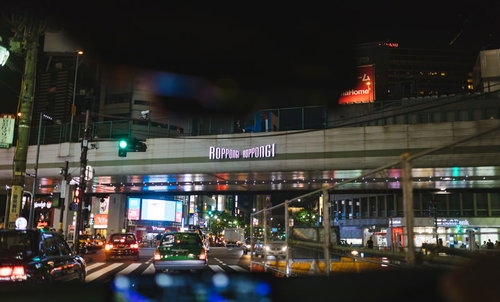 車内から見た夜の六本木交差点の都市風景