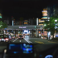 タクシーが往来する六本木交差点付近を車内から撮影の写真