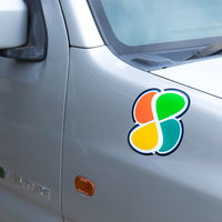 グレーの車体に貼り付けられた高齢者マークの写真
