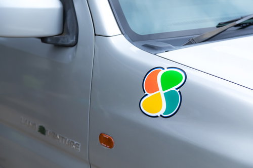 グレーの車体に貼り付けられた高齢者マーク