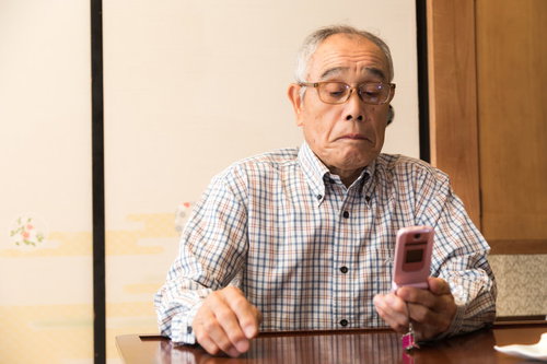 ガラケーでメールを確認する田舎のじっちゃん