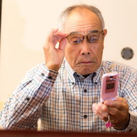 高額請求のメールが届いて目を疑うお爺さんの写真