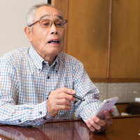 CMで欲しくなった商品をスマホで調べるお爺さんの写真