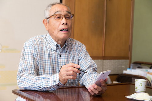 CMで欲しくなった商品をスマホで調べるお爺さん