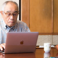 婆さんに内緒でネットサーフィンの写真