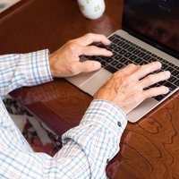教わったタッチタイピングを練習する高齢者男性の写真