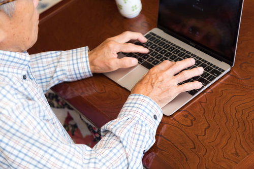 教わったタッチタイピングを練習する高齢者男性