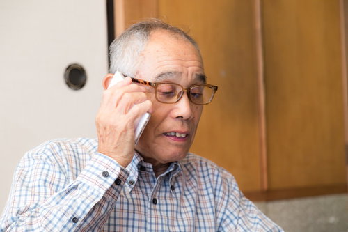 電話に出るじっちゃんの真剣な表情で詐欺被害への警戒を示す