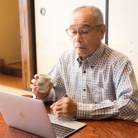 ネットで動画を視聴する茶の間のお爺さんの日常の写真