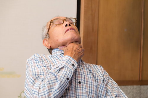誤飲して喉に詰まって息ができない高齢男性