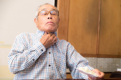 誤って飲み込んでしまい窒息寸前の高齢男性