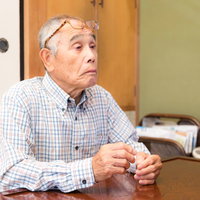 眼鏡をかけ忘れて何も見えてないお爺さんの困惑した表情の写真