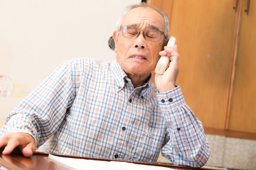 悲報、電話越しで怒鳴られて困惑する高齢者男性の顔