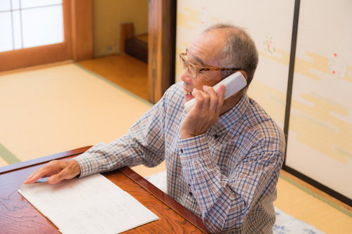 嬉しそうに電話で会話するじっちゃん