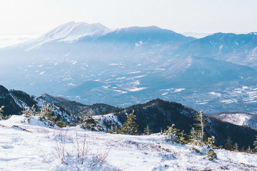 冬の四阿山から眺める雪化粧した浅間山と雪山の絶景