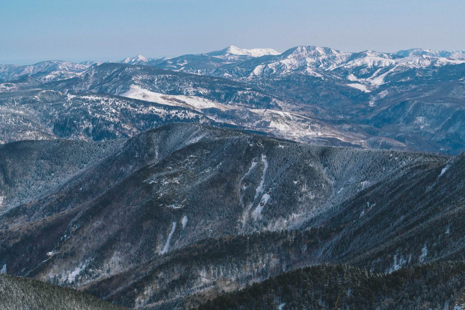 四阿山山頂から眺める雪化粧した志賀高原方面の山々と青空