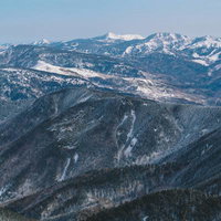 四阿山山頂から見る雪化粧の志賀高原方面の絶景の写真