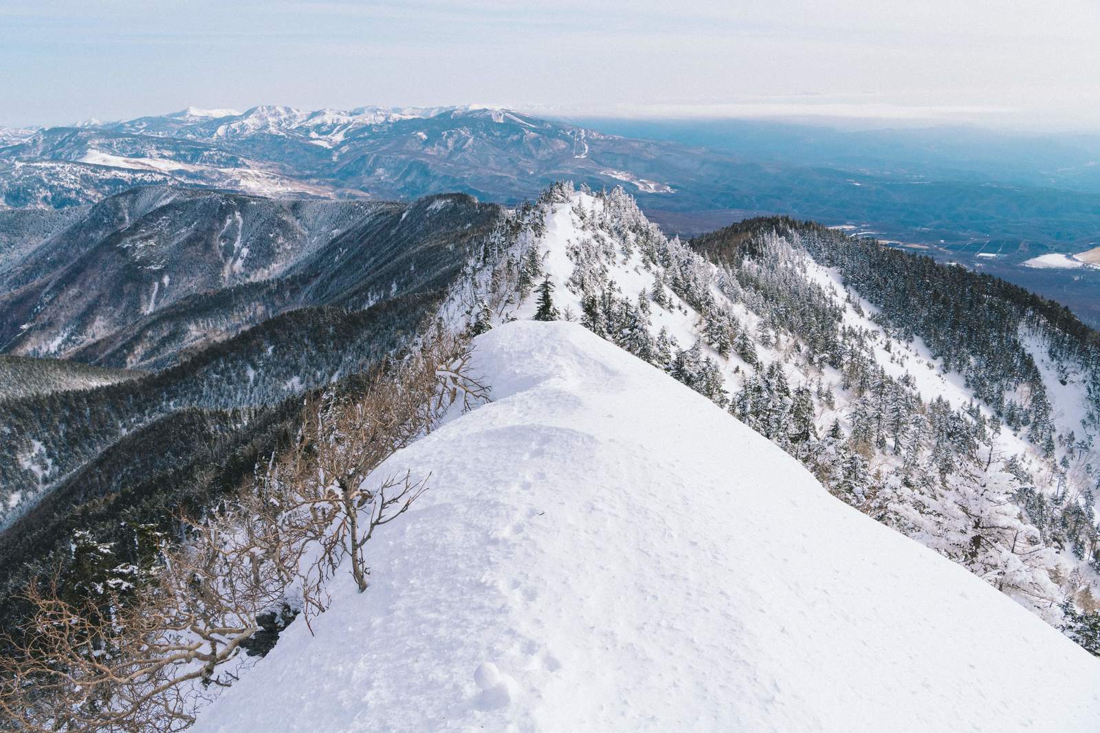 The snow-covered Knife Edge Ridge at the summit of Mount Arafune and the surrounding snow-capped mountains
