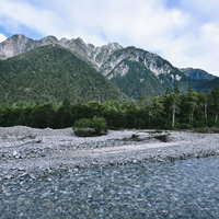 上高地から横尾道中に見える槍ヶ岳方面の明神岳の写真
