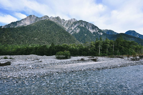 上高地から横尾道中に見える槍ヶ岳方面の明神岳