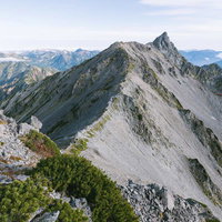 中岳稜線から眺める槍ヶ岳と北アルプスの雄大な山並みの写真