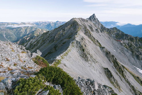 中岳稜線から眺める槍ヶ岳と北アルプスの雄大な山並み
