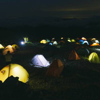 槍ヶ岳・南岳のテント場を彩る夜間のテント群の写真