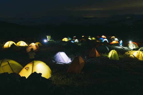 槍ヶ岳・南岳のテント場を彩る夜間のテント群