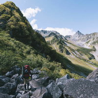 天狗原から見る槍ヶ岳の山々と登山者の風景の写真