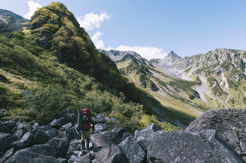 天狗原から見る槍ヶ岳の山々と登山者の風景