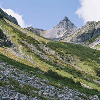 天狗原方面から見る槍ヶ岳の鋭利な岩峰と登山道の写真