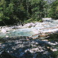 槍ヶ岳へ続く梓川上流の渓流、白い岩が敷き詰められた河床と清流の写真