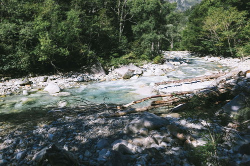 槍ヶ岳へ続く梓川上流の渓流、白い岩が敷き詰められた河床と清流