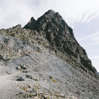 槍ヶ岳の岩峰が連なる穂先の迫力ある山頂風景の写真