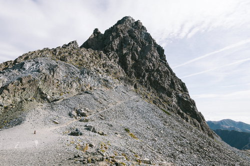槍ヶ岳の岩峰が連なる穂先の迫力ある山頂風景