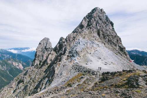 槍ヶ岳の穂先と小槍を望む北アルプスの登山道