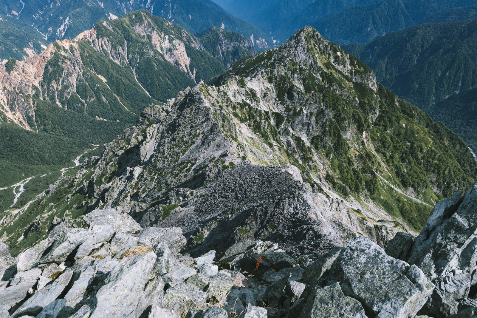 槍ヶ岳山頂からみた北鎌尾根の白い岩と緑の植生が交在する山稜