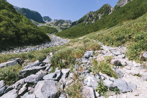 槍沢から見える槍ヶ岳の巨大なカールを見上げる