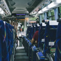 槍ヶ岳登山の沢渡へ向かうバス車内の景色と乗客たちの写真